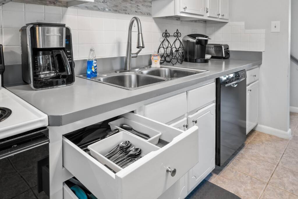 Villa Stylish Haven 11 Minutes From The Richmond Airport Exterior foto